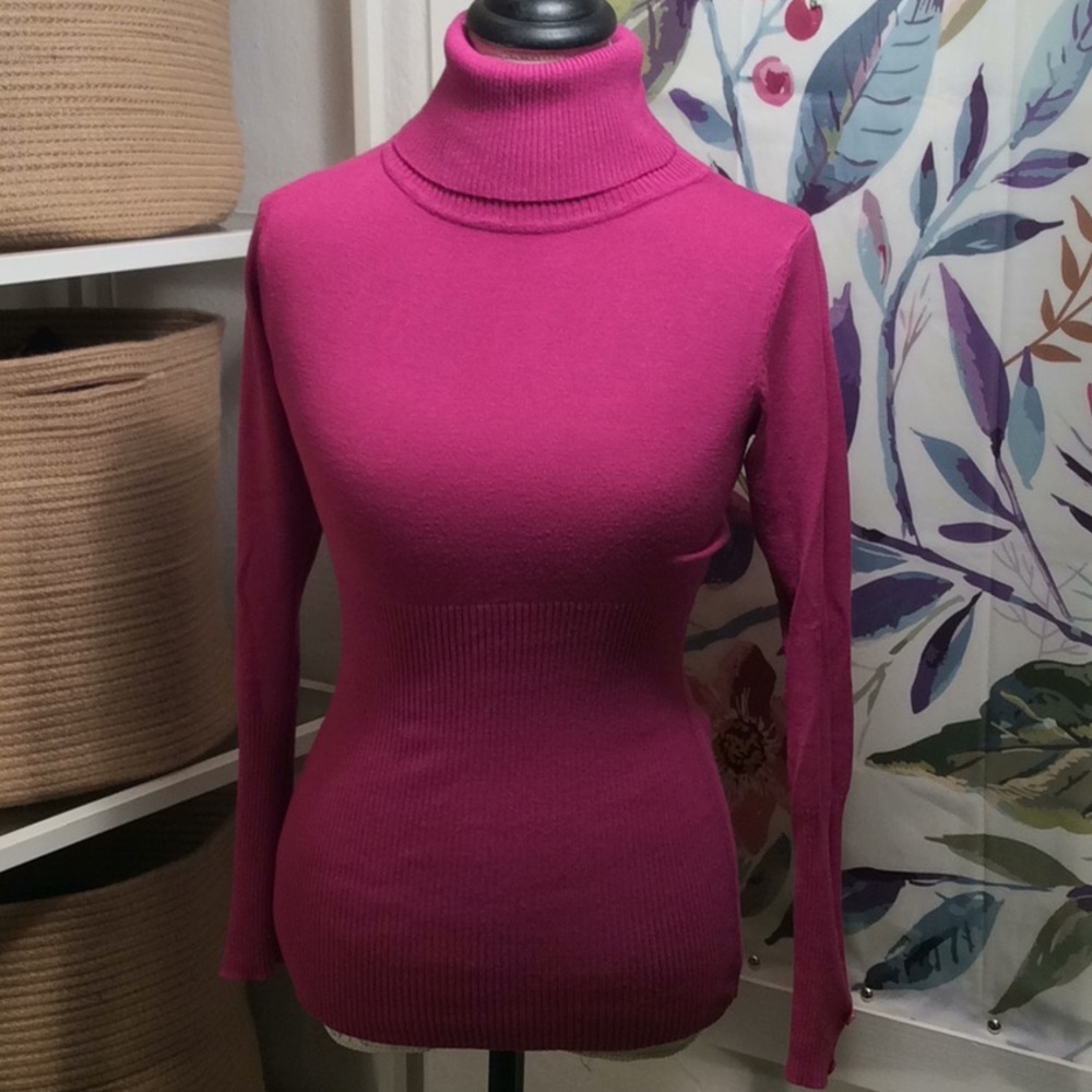 Dots raspberry pink ribbed turtle neck